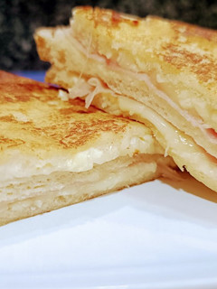Una foto de Sándwich mixto con fundamento 😋