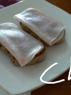Una foto de Tostas de aguacate y pavo
