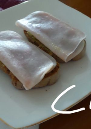Una foto de Tostas de aguacate y pavo