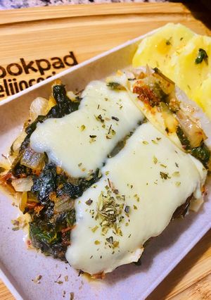Una foto de FILETES DE PEJERREY CON CUBIERTA DE ESPINACAS Y TOMATES SECOS (GRATINADOS)🐟🥬🍅🧀🧀🍅🥬🐟🥘🫕🍲🍛🐟🐟