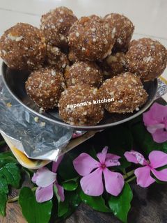 खजूर ड्रायफूट लाडू (khajur dryfruits ladoo recipe in marathi) रेसिपी चे मुख्य फोटो