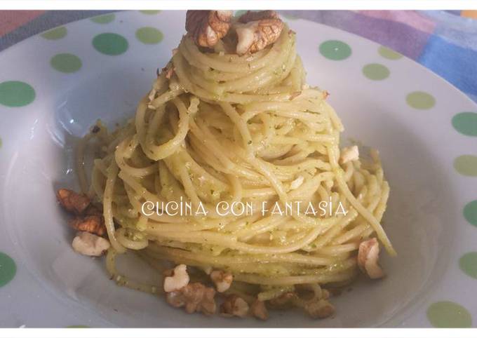 Ricetta Spaghetti integrali con pesto di zucchine e noci di Marzia  Giustiniani - Cookpad