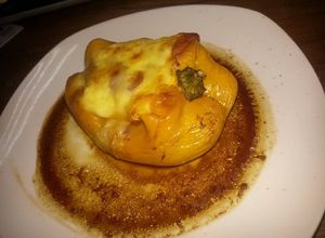 Una foto de Don locote amarillo relleno con atún