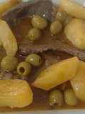 Filetes de ternera con aceitunas aliñadas en salsa