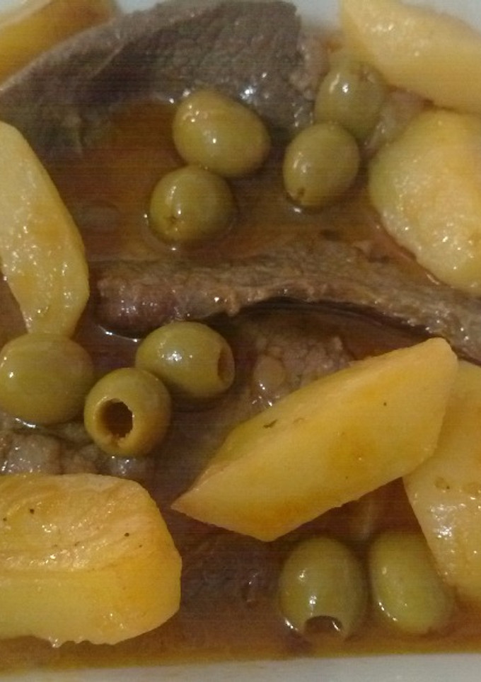 Una foto de Filetes de ternera con aceitunas aliñadas en salsa