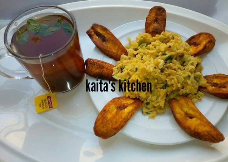 Scramble egg with plantain and tea