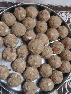 गोंद के लड्डू (gond ke ladoo recipe in Hindi) रेसिपी मुख्य फोटो