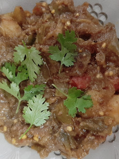 आलू बैगन की मसालेदार सब्जी (Aloo baingan ki masaledar sabzi recipe in hindi) रेसिपी मुख्य फोटो