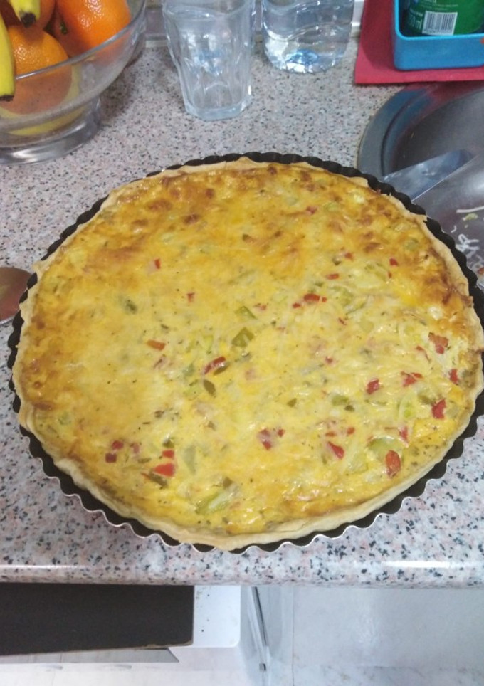 Una foto de Quiche de pollo y verdura