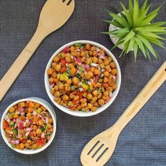 A picture of Chickpeas salad.