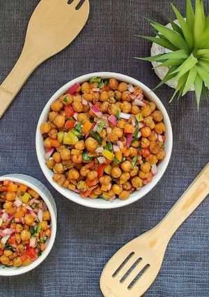 A picture of Chickpeas salad.