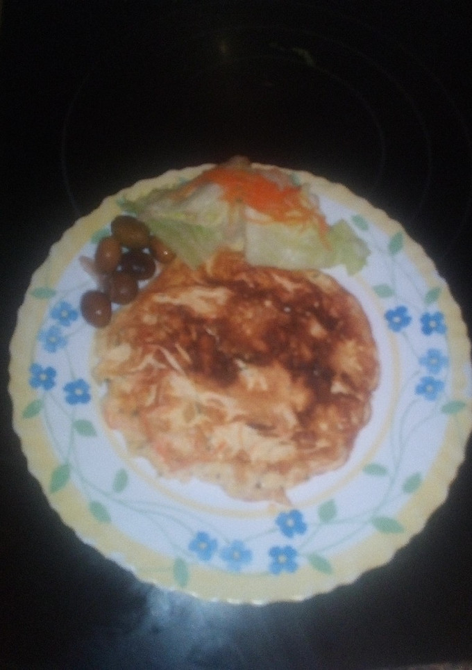 Una foto de Tortilla con brotes de soja y zanahoria rallada