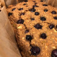 A picture of Easy oatmeal apple pie with blueberries.