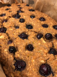 A picture of Easy oatmeal apple pie with blueberries.