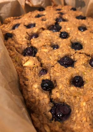 A picture of Easy oatmeal apple pie with blueberries.