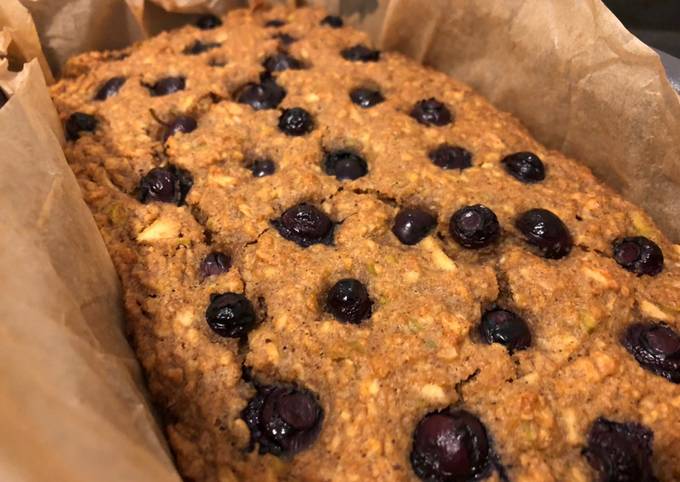 Easy oatmeal apple pie with blueberries