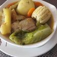 Sancocho de pollo con mazorca y hojas de repollo