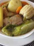 Sancocho de pollo con mazorca y hojas de repollo