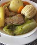 Sancocho de pollo con mazorca y hojas de repollo