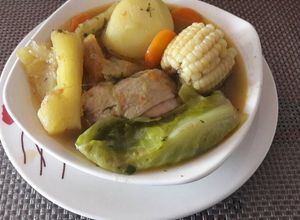 Una foto de Sancocho de pollo con mazorca y hojas de repollo