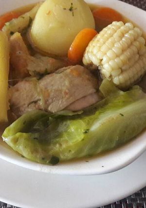 Una foto de Sancocho de pollo con mazorca y hojas de repollo