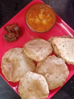 आलू की सब्जी पूरी (Aloo ki sabzi puri recipe in hindi) रेसिपी मुख्य फोटो