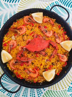Una foto de Paella con cangrejo azul