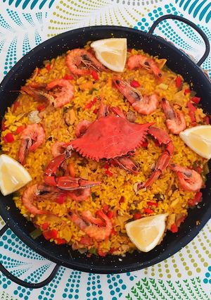 Una foto de Paella con cangrejo azul