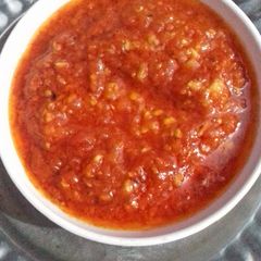 A picture of Garlic tomato chattni.
