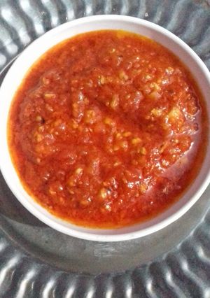 A picture of Garlic tomato chattni.