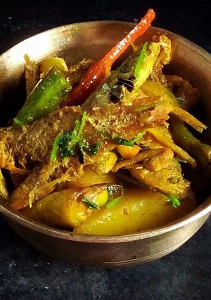 আলু পটল দিয়ে চুনোপুঁটি মাছ(aloo potol die chunoputi mach recipe) রেসিপির প্রধান ছবি