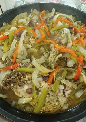 Una foto de Pollo adobado en hierbas 🍲