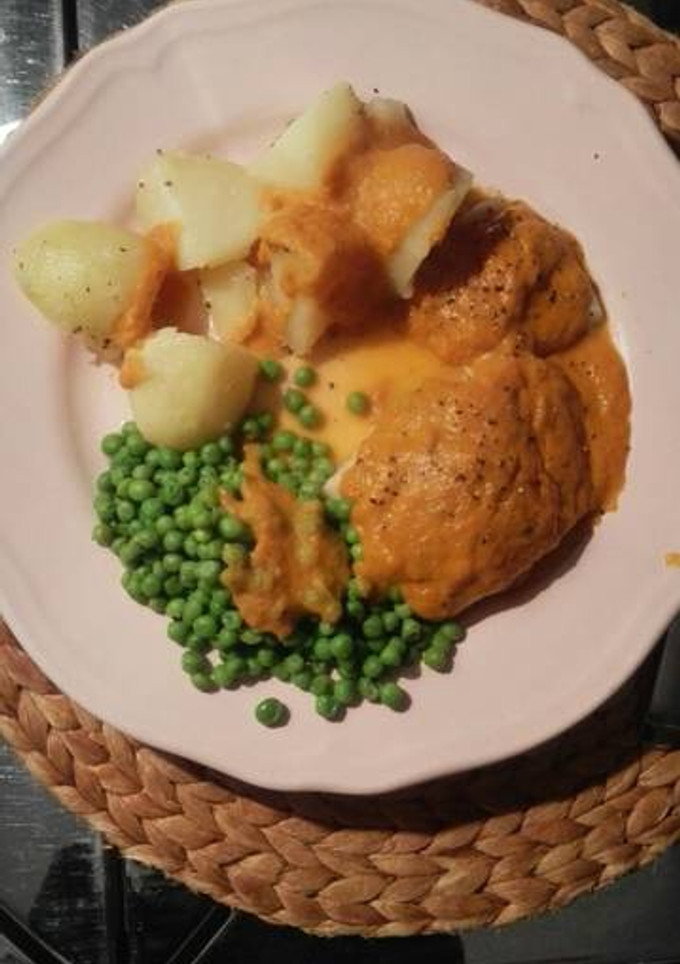 Una foto de Bacalao al horno en salsa de tomate y almendras