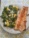 Trucha al ajillo con ensalada de espinaca y mango 🐟🥭🌿