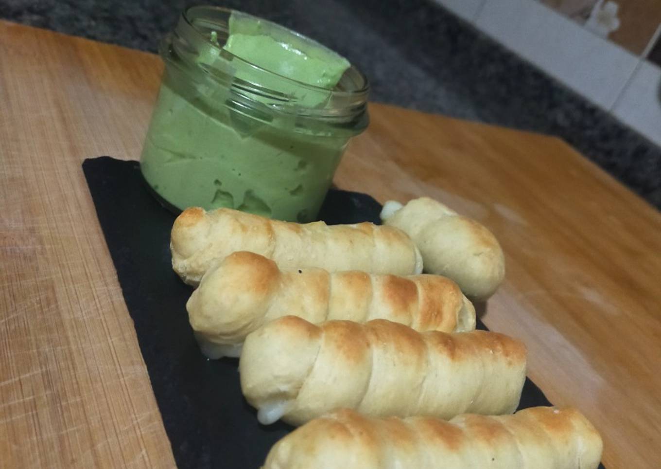 Tequeños express acompañados con salsa cremosa de aguacate (20 minutos)