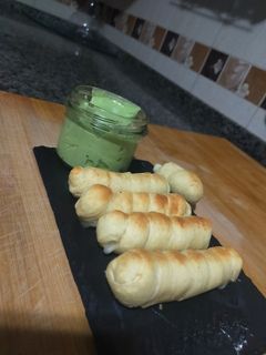 Una foto de Tequeños express acompañados con salsa cremosa de aguacate (20 minutos)