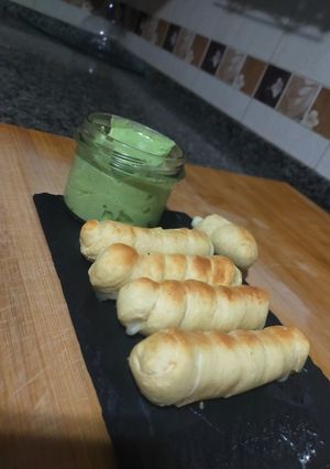 Una foto de Tequeños express acompañados con salsa cremosa de aguacate (20 minutos)