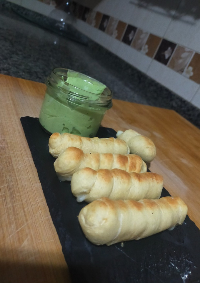 Una foto de Tequeños express acompañados con salsa cremosa de aguacate (20 minutos)