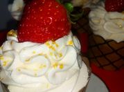 Una foto de cupcake de fresas en