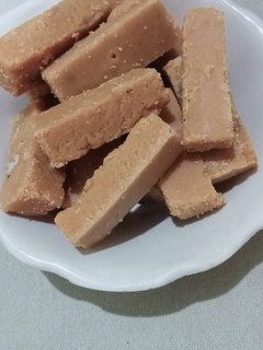 खोया की बर्फी (khoya ki barfi recipe in Hindi) रेसिपी मुख्य फोटो