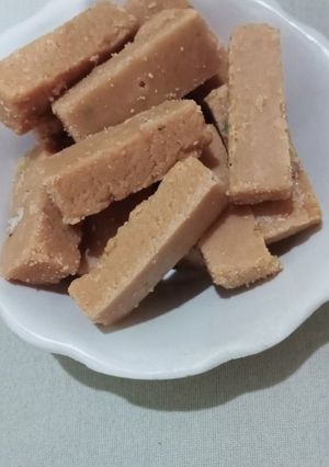 खोया की बर्फी (khoya ki barfi recipe in Hindi) रेसिपी मुख्य फोटो