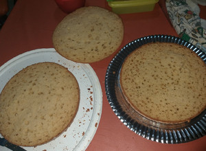 Una foto de Bizcochuelo fácil y económico para torta en olla Essen