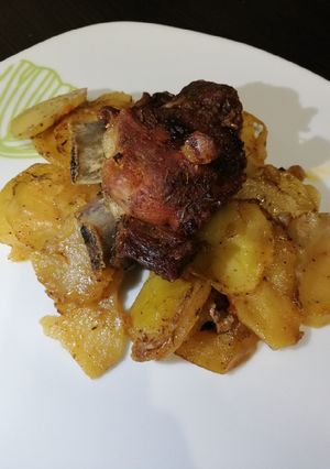 Sült oldalas hagymás krumpliágyon recept fotója