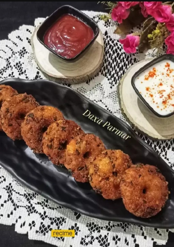 પૌંઆ ડોનટ વડા (Poha Donut Vada Recipe in Gujarati) રેસીપી મુખ્ય ફોટો