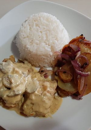 Una foto de Solomillo de Cerdo en salsa de champiñones y papas salteadas