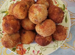 Una foto de Bombas de papas🥔🥔 con camarones🍤🍤