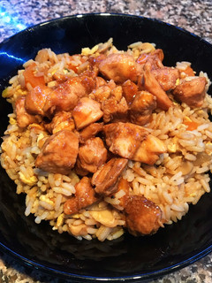Una foto de Pollo teriyaki con arroz chino
