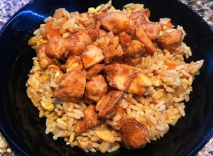 Una foto de Pollo teriyaki con arroz chino