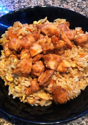 Una foto de Pollo teriyaki con arroz chino