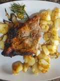 Jamón de cerdo al horno, con papas a la mostaza